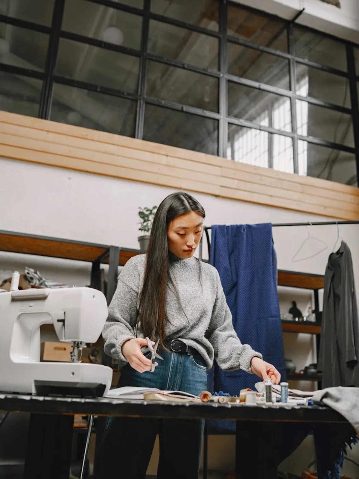 Motedesigner i arbeid i studioet