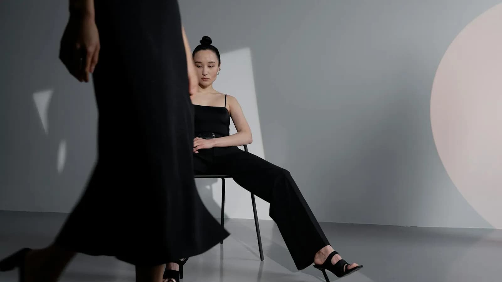 Elegant mote-modell i minimalistisk design